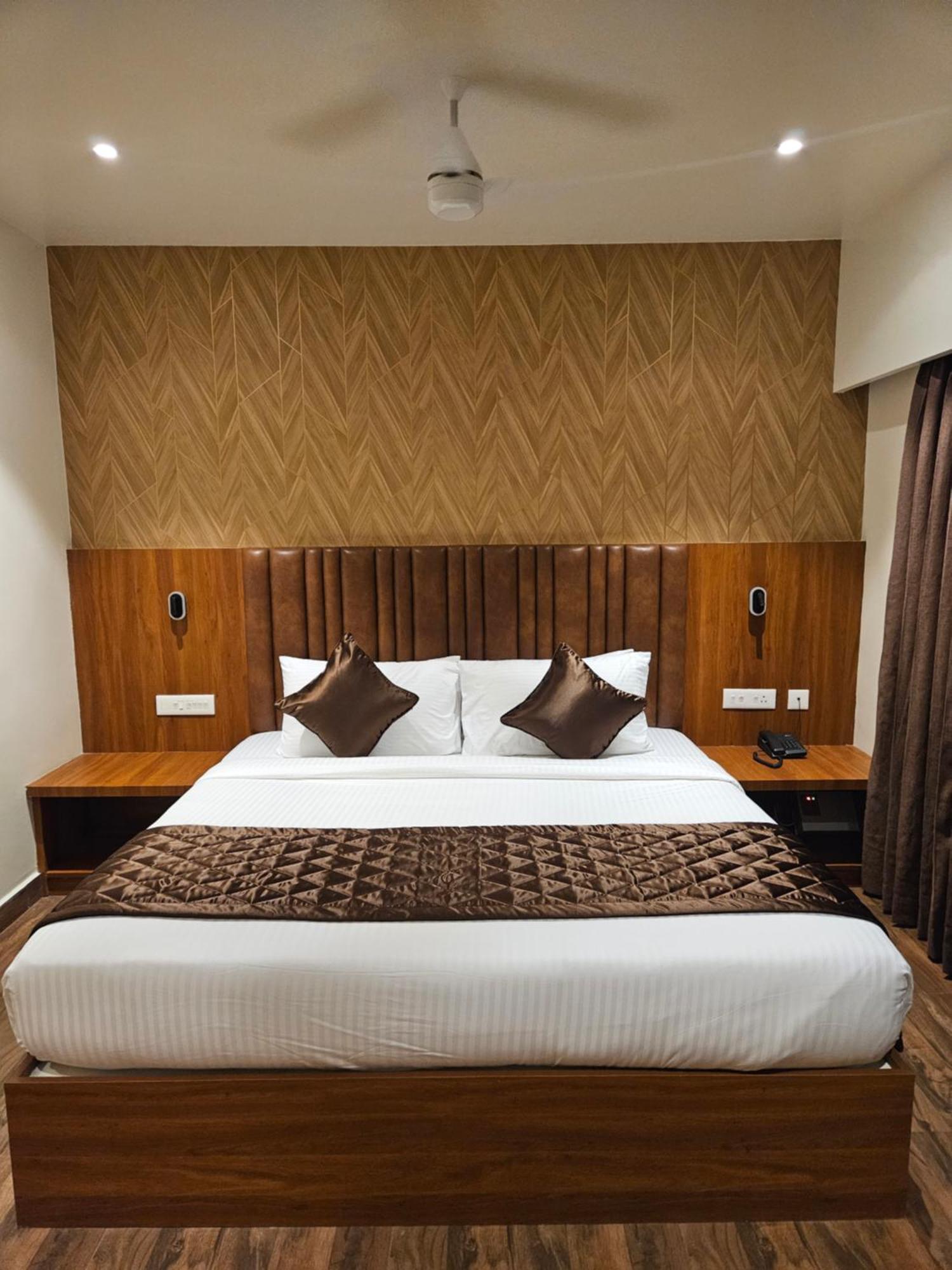 Hotel Pl Grand 加赖古迪 外观 照片