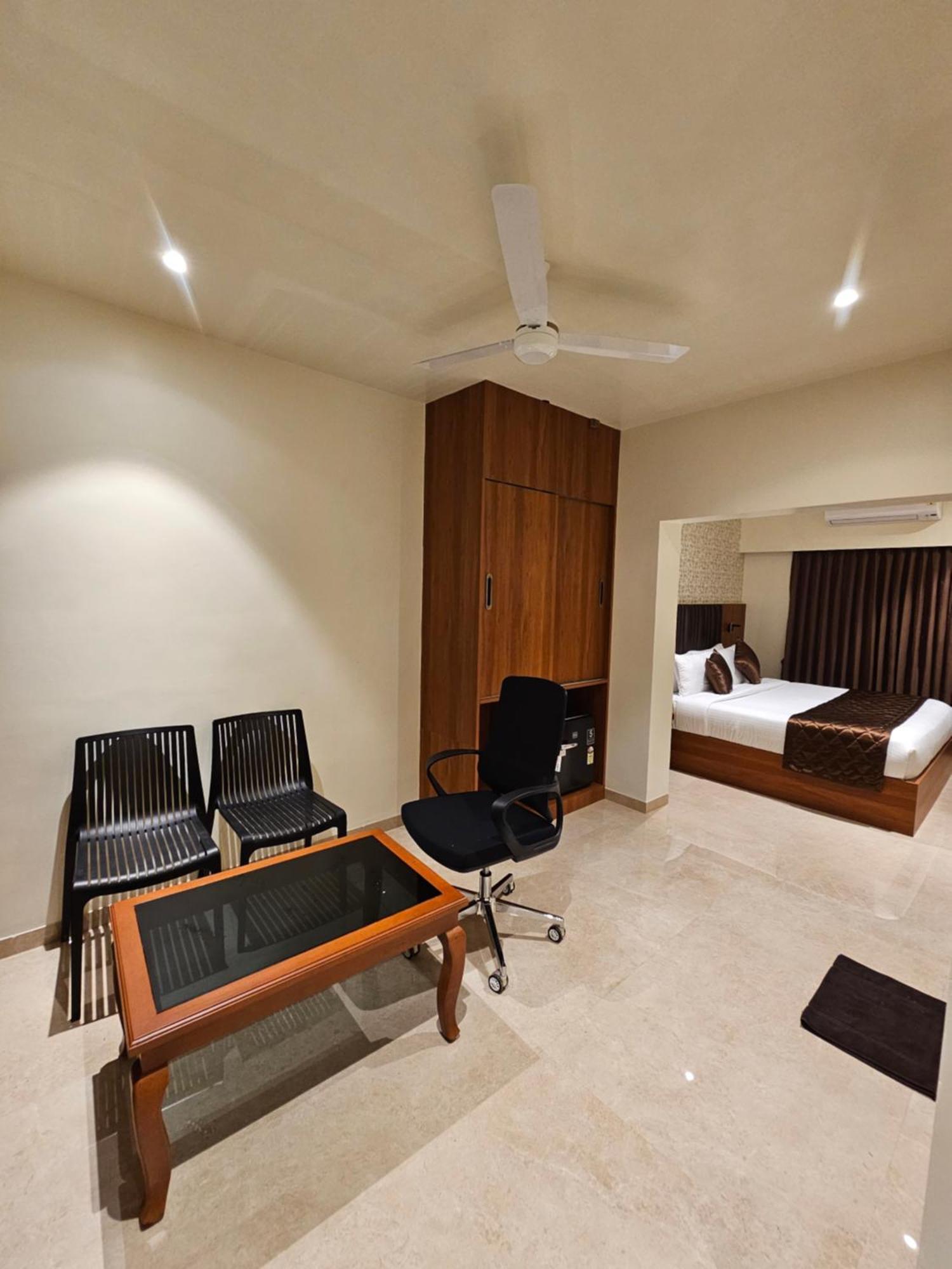 Hotel Pl Grand 加赖古迪 外观 照片