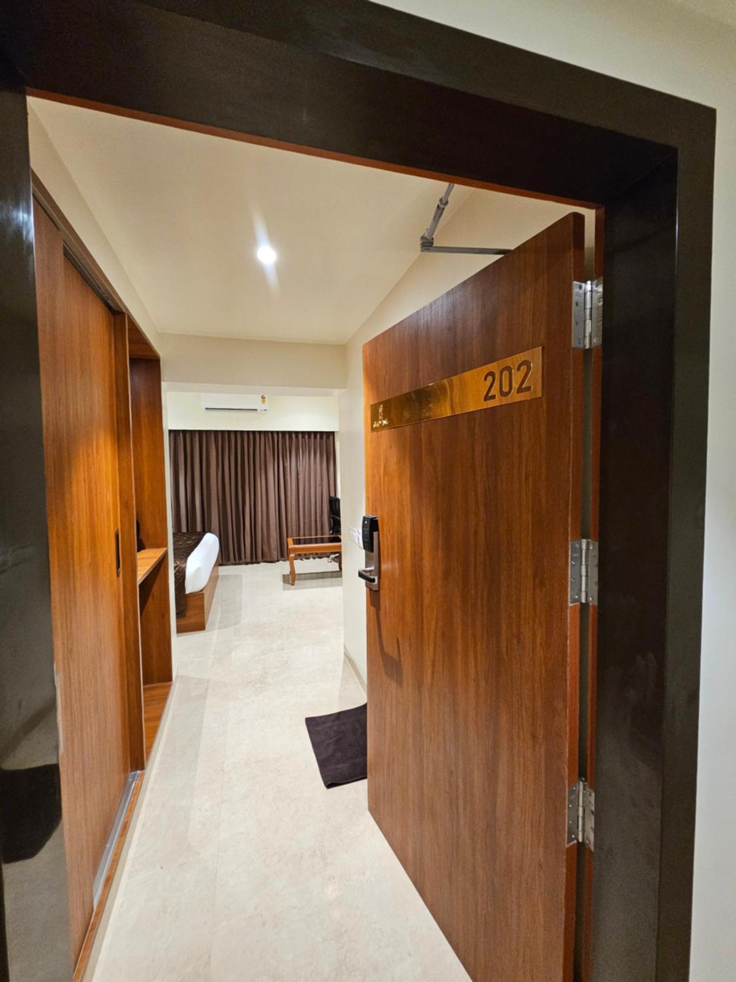 Hotel Pl Grand 加赖古迪 外观 照片