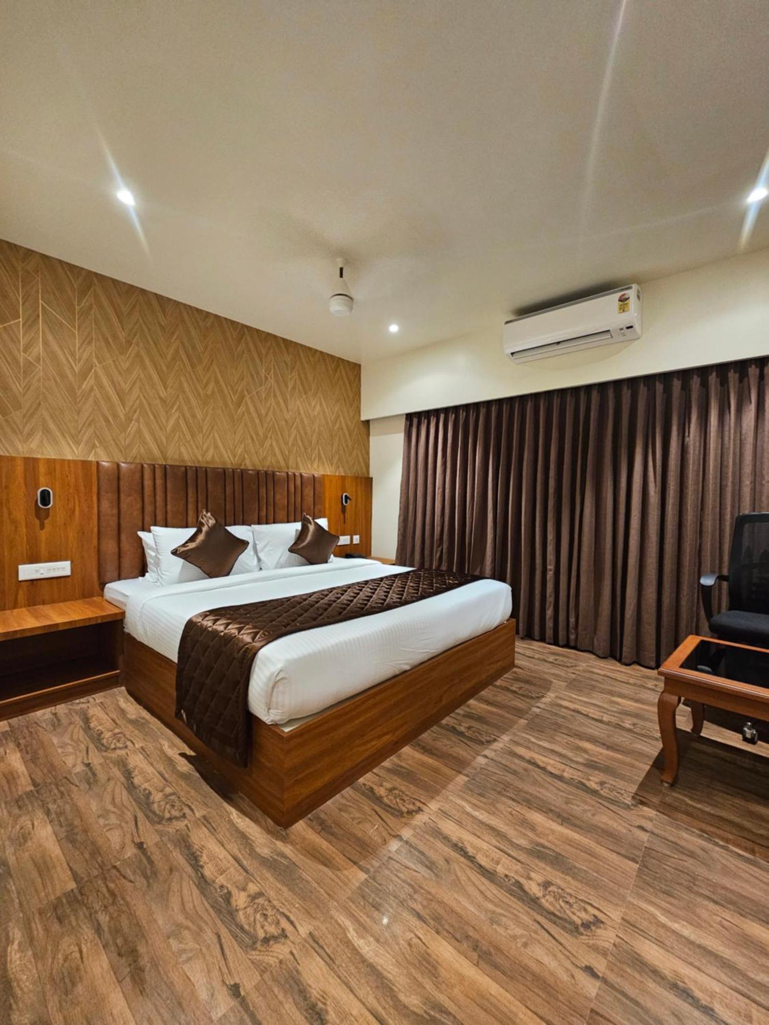 Hotel Pl Grand 加赖古迪 外观 照片