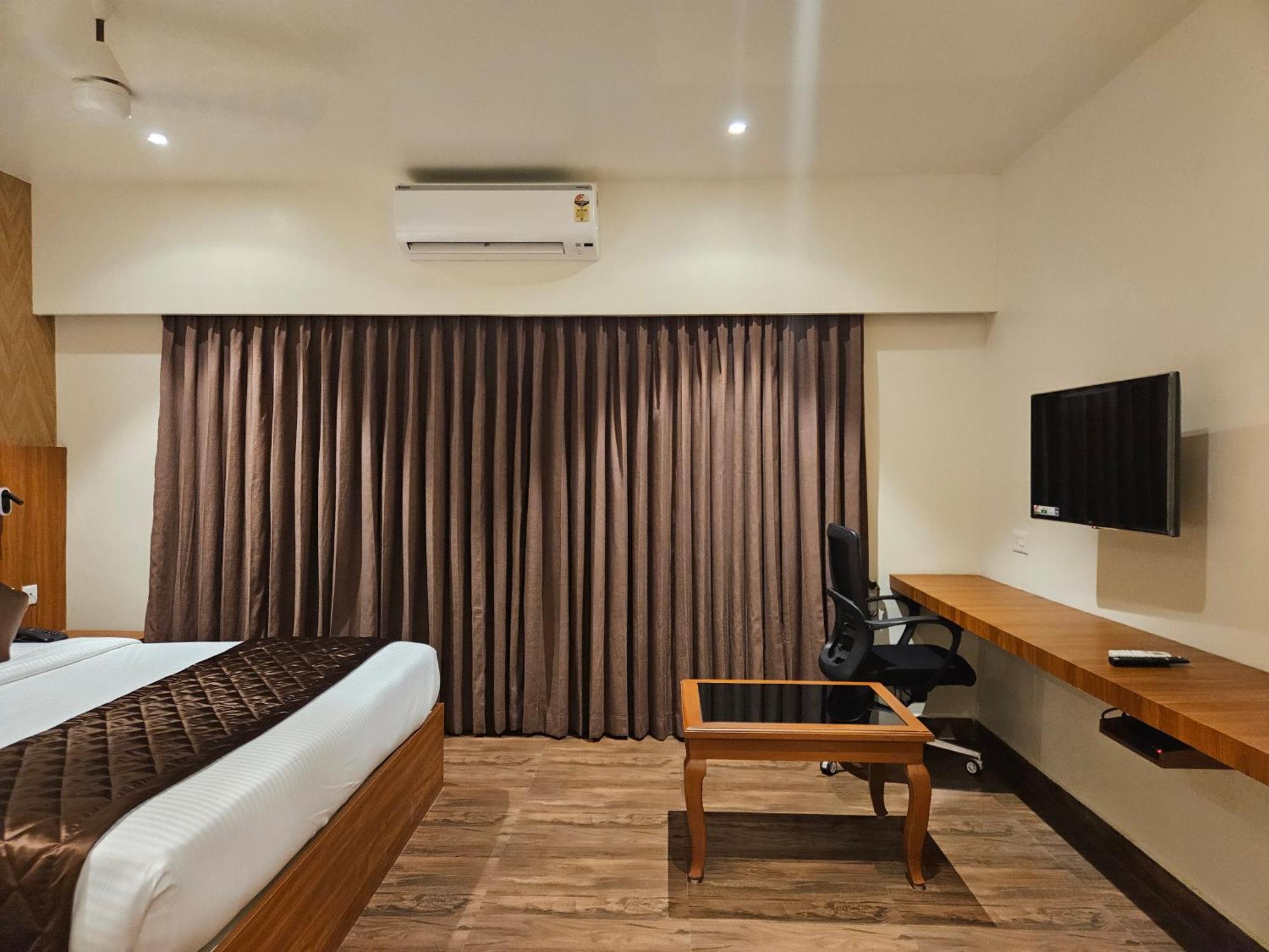 Hotel Pl Grand 加赖古迪 外观 照片