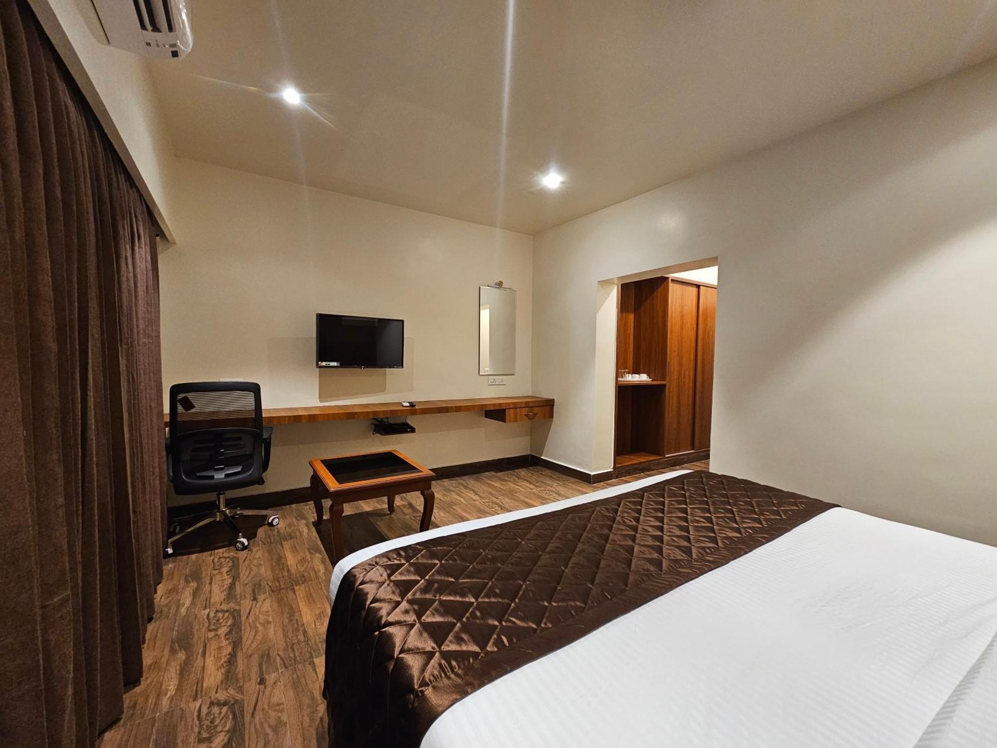 Hotel Pl Grand 加赖古迪 外观 照片