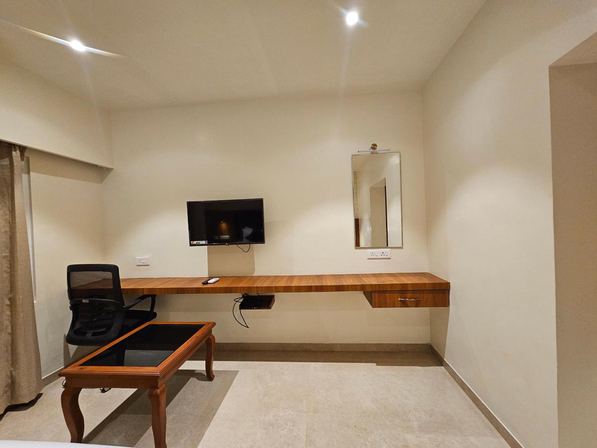 Hotel Pl Grand 加赖古迪 外观 照片