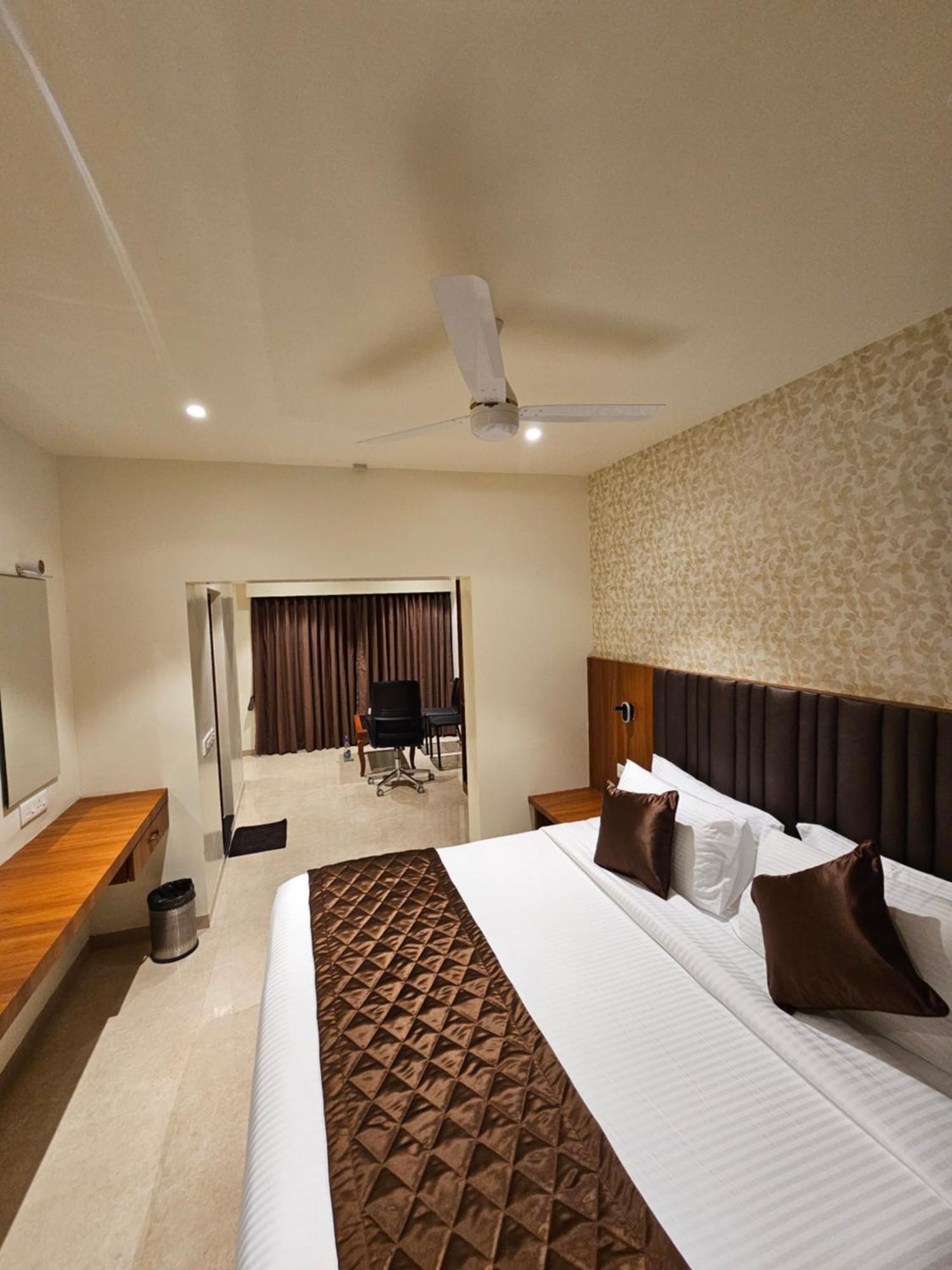 Hotel Pl Grand 加赖古迪 外观 照片