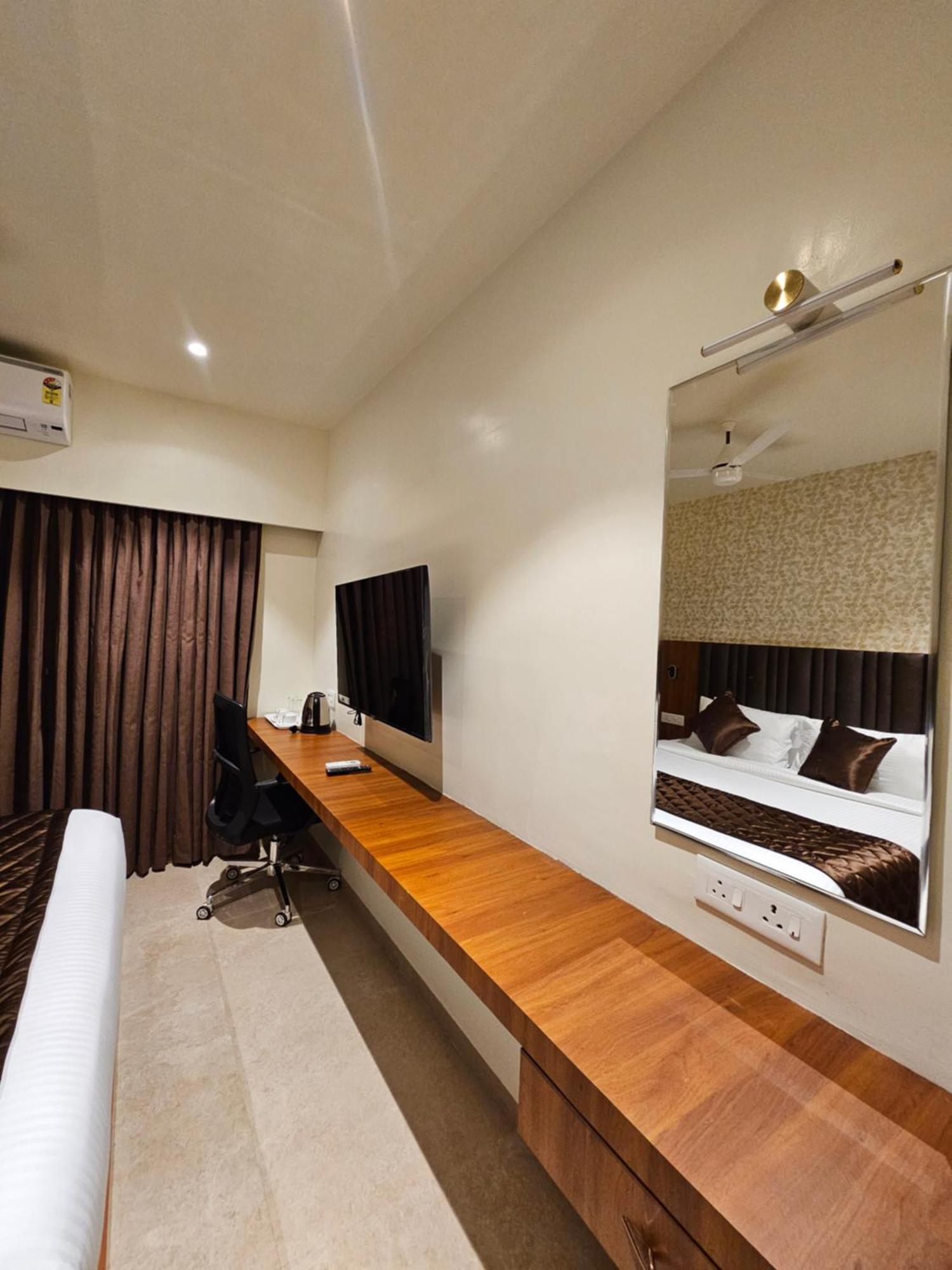 Hotel Pl Grand 加赖古迪 外观 照片