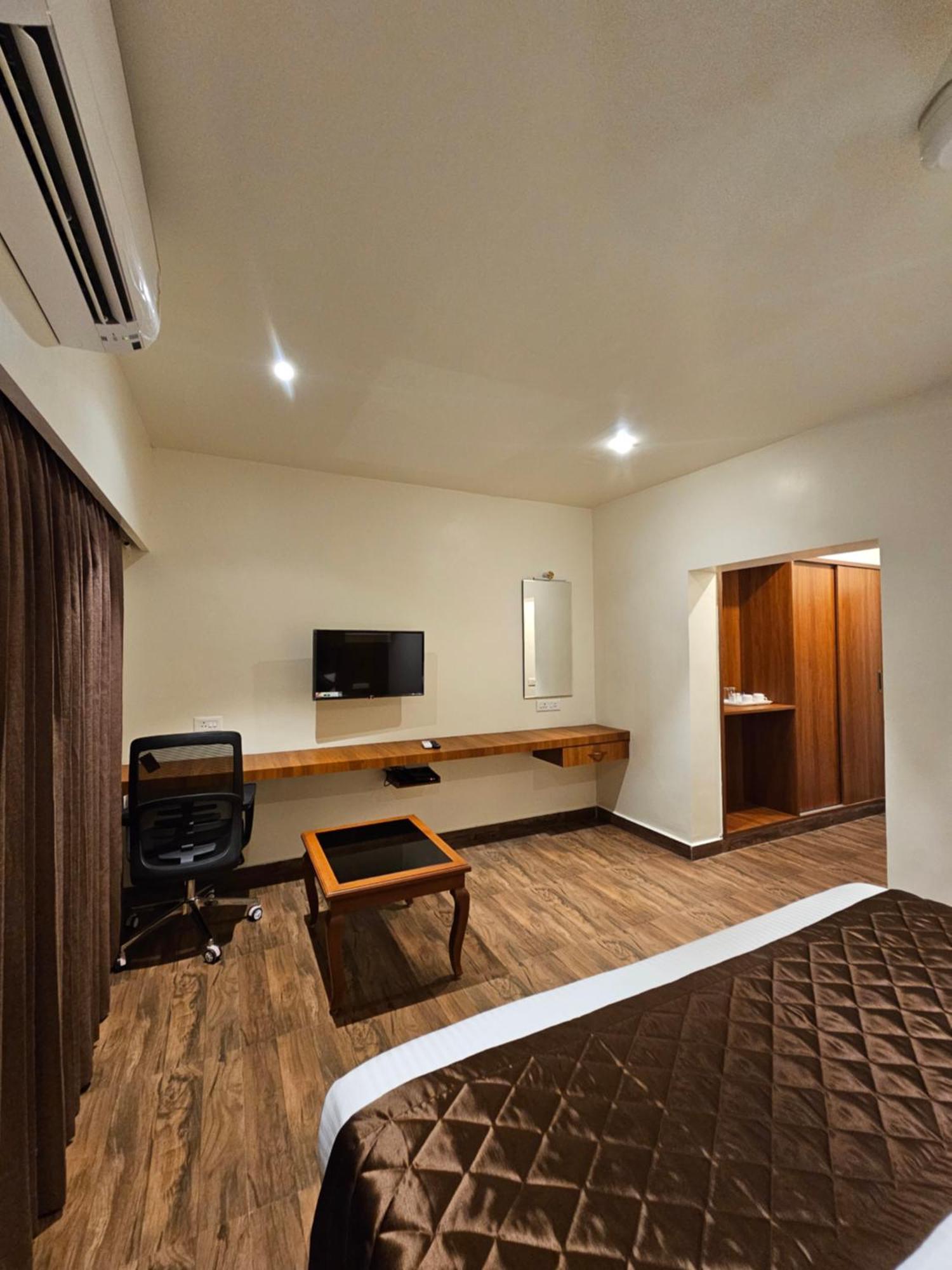 Hotel Pl Grand 加赖古迪 外观 照片