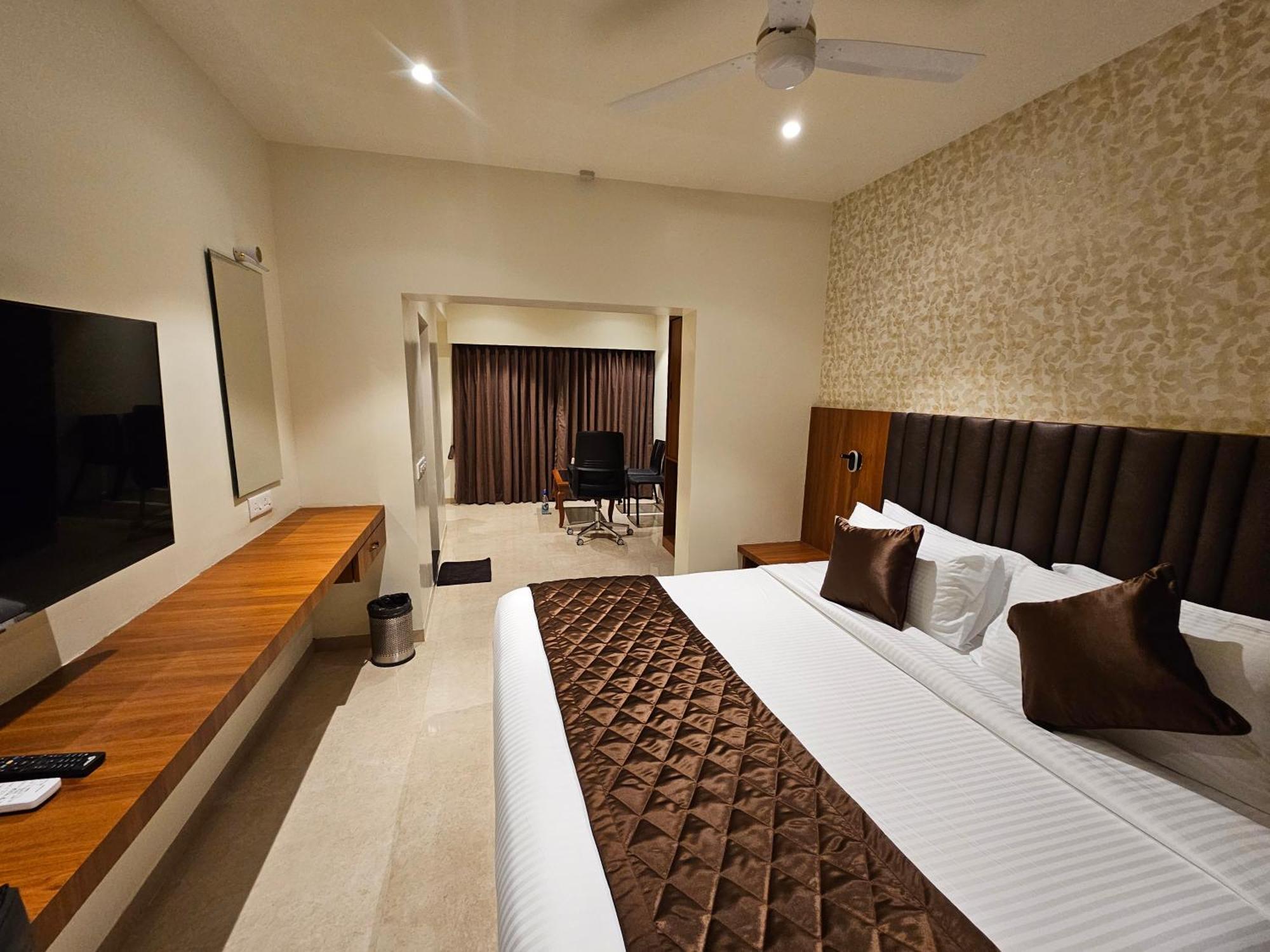 Hotel Pl Grand 加赖古迪 外观 照片