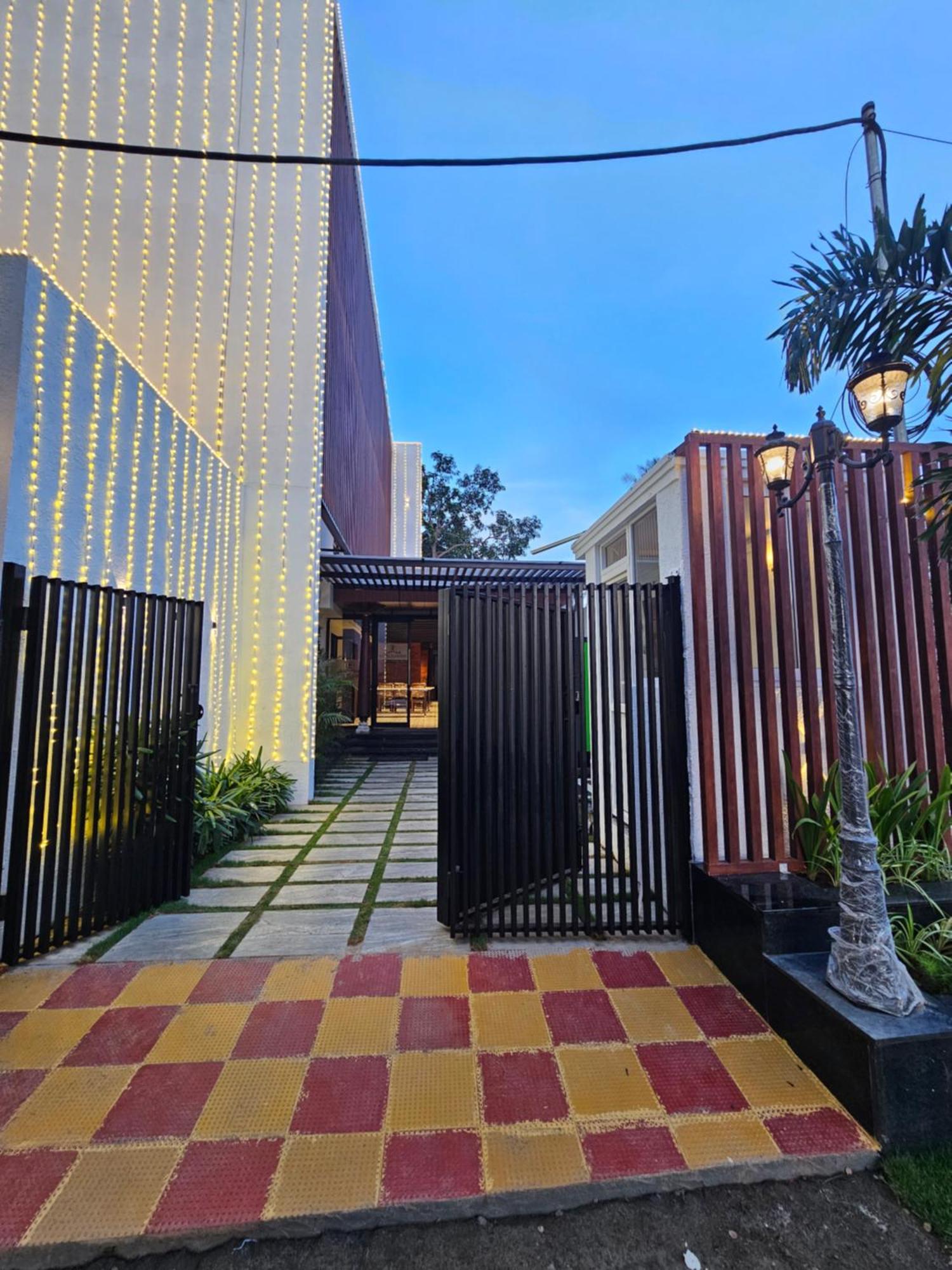 Hotel Pl Grand 加赖古迪 外观 照片
