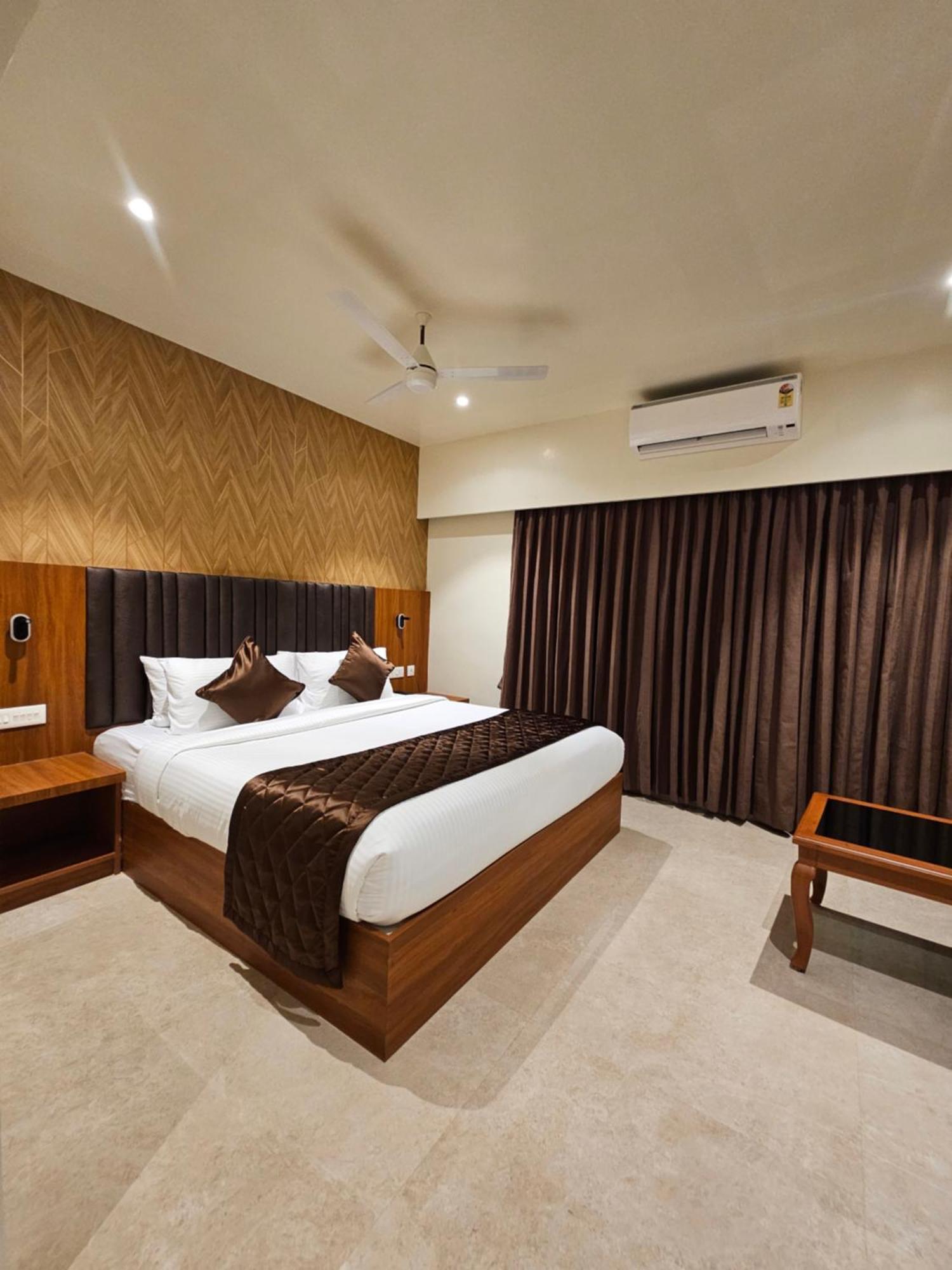 Hotel Pl Grand 加赖古迪 外观 照片