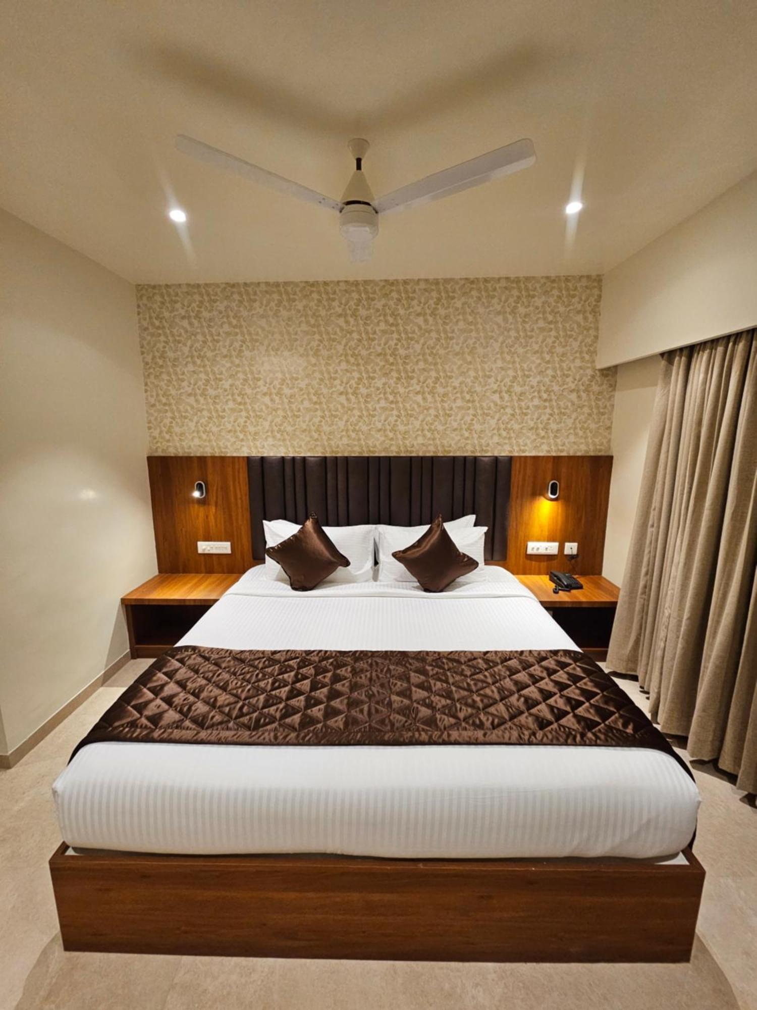 Hotel Pl Grand 加赖古迪 外观 照片