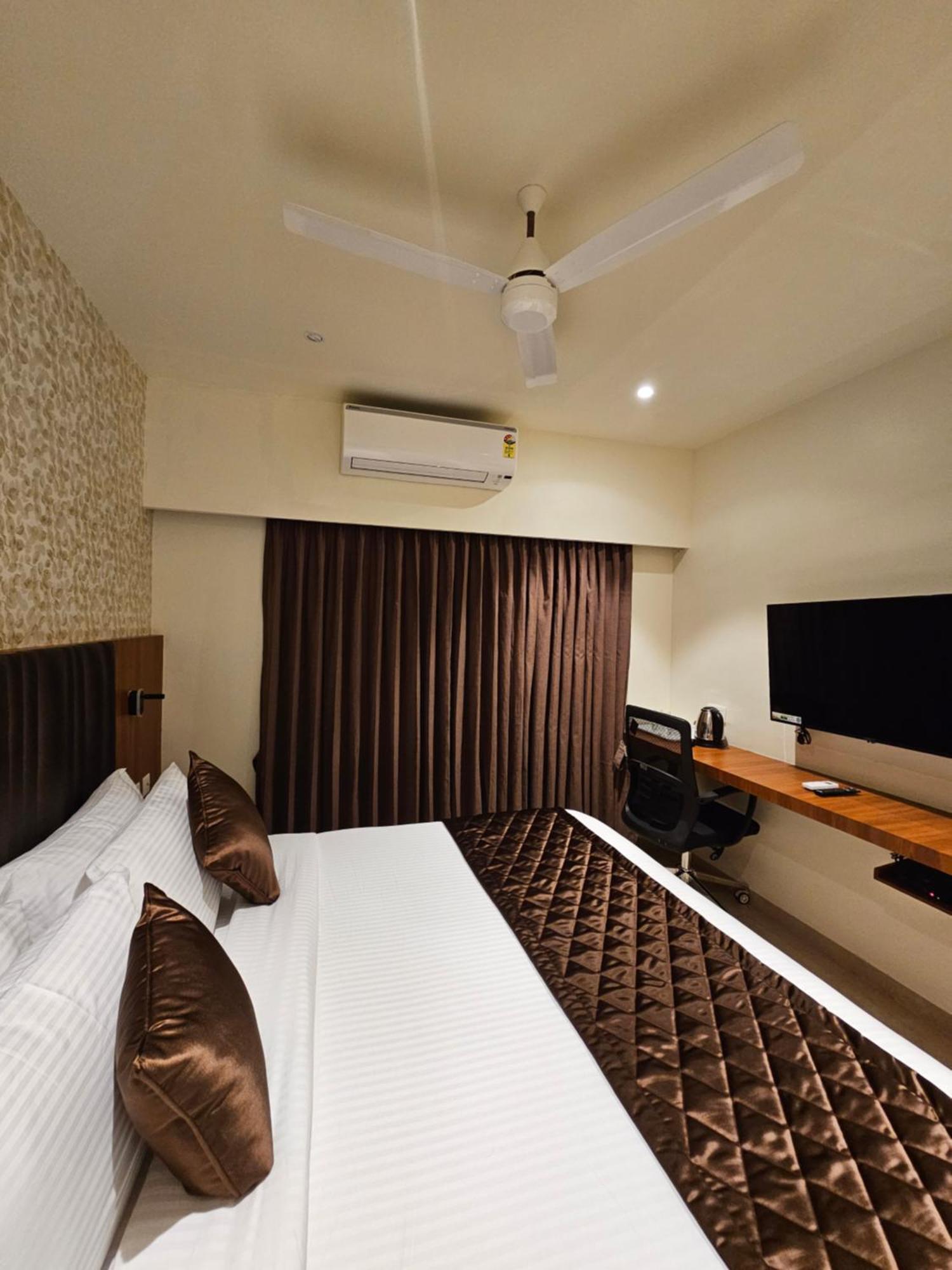 Hotel Pl Grand 加赖古迪 外观 照片