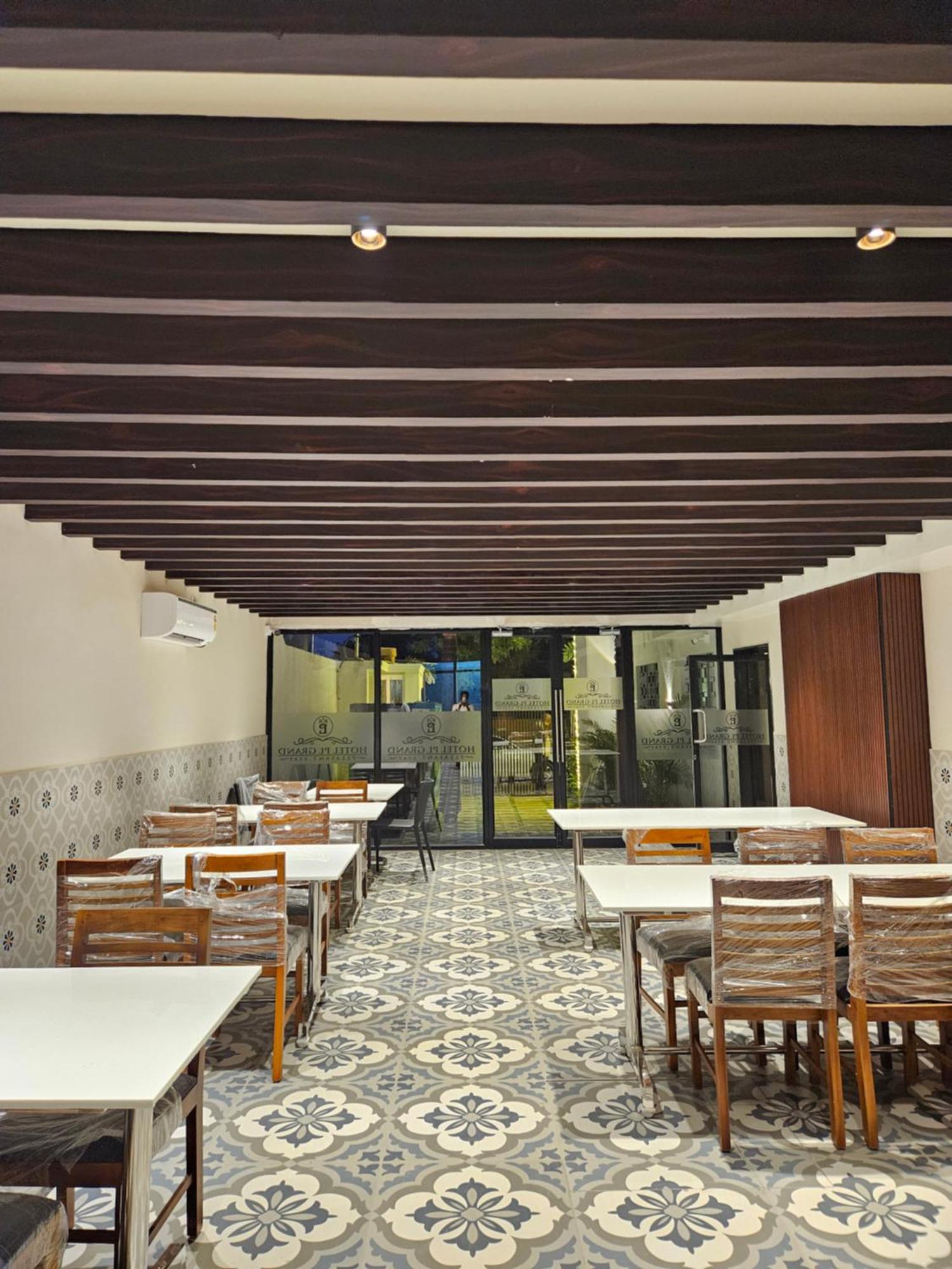 Hotel Pl Grand 加赖古迪 外观 照片