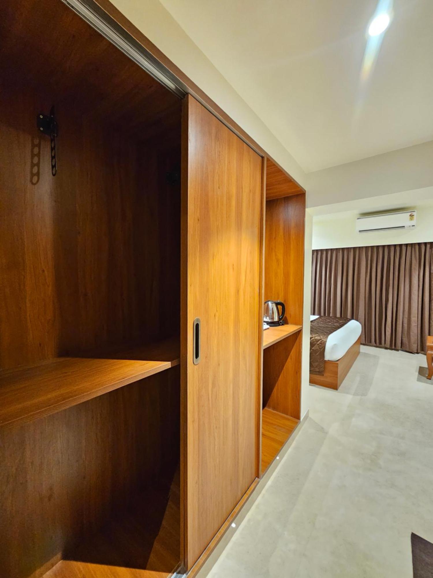 Hotel Pl Grand 加赖古迪 外观 照片