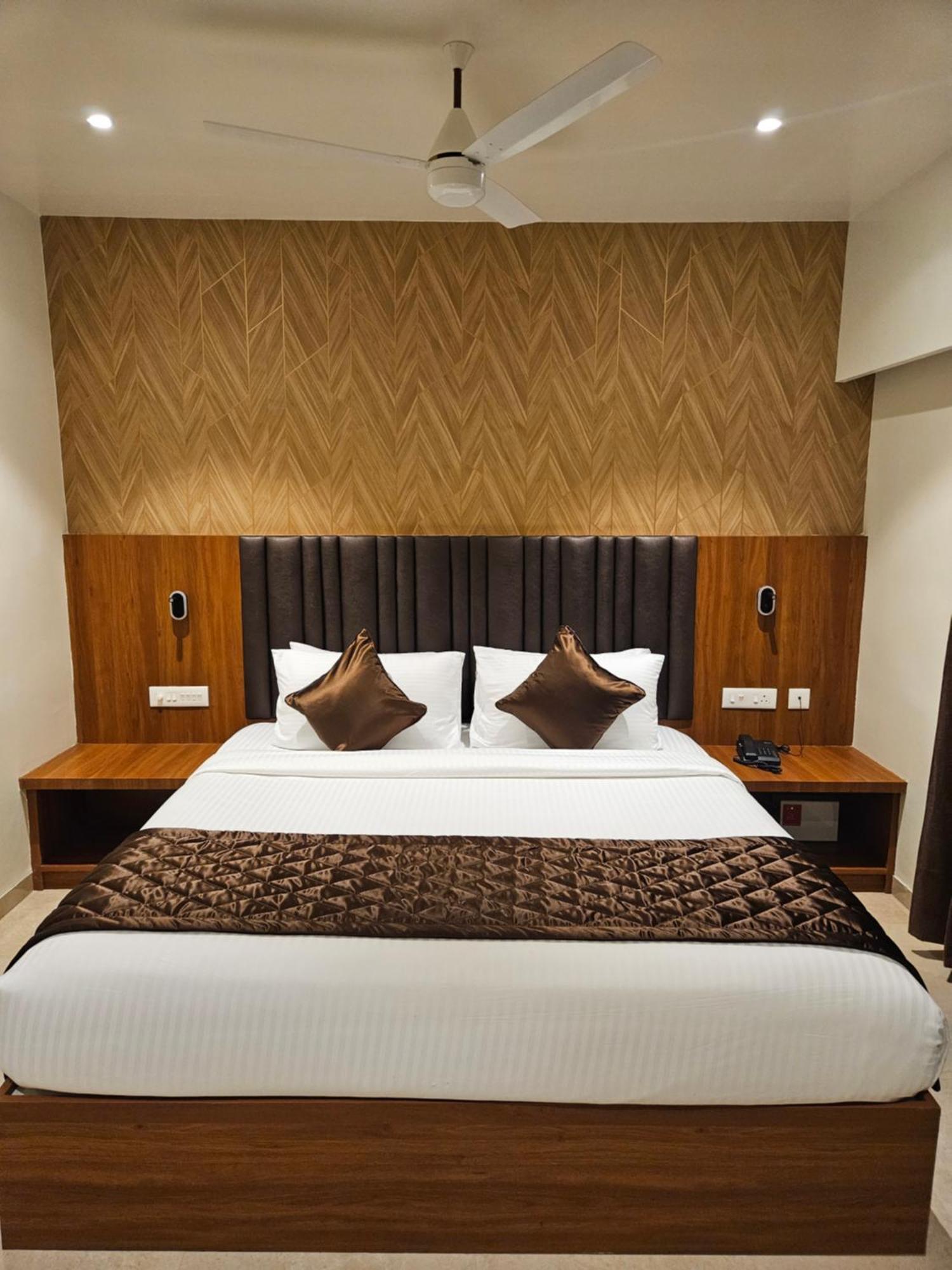 Hotel Pl Grand 加赖古迪 外观 照片