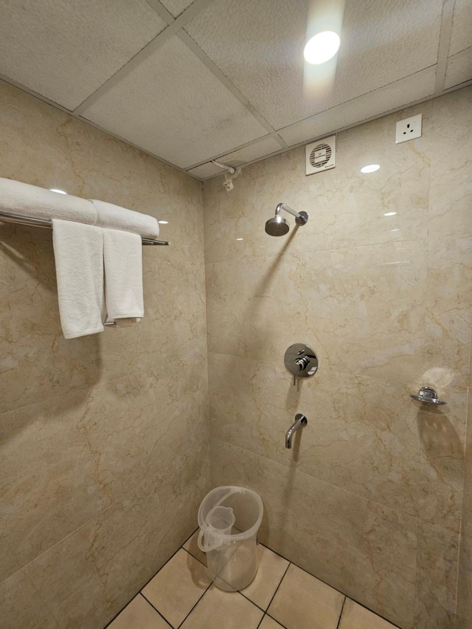 Hotel Pl Grand 加赖古迪 外观 照片