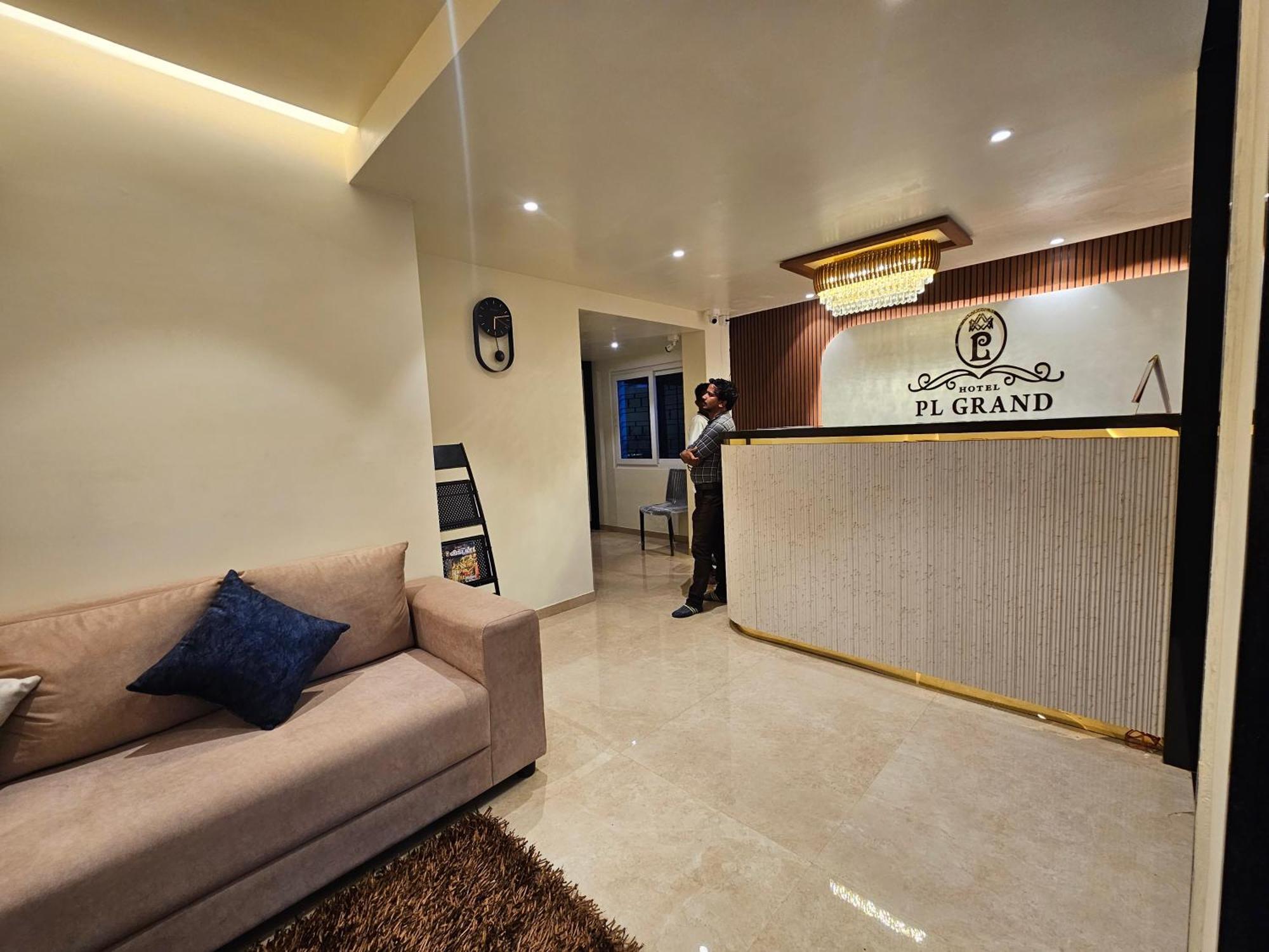 Hotel Pl Grand 加赖古迪 外观 照片