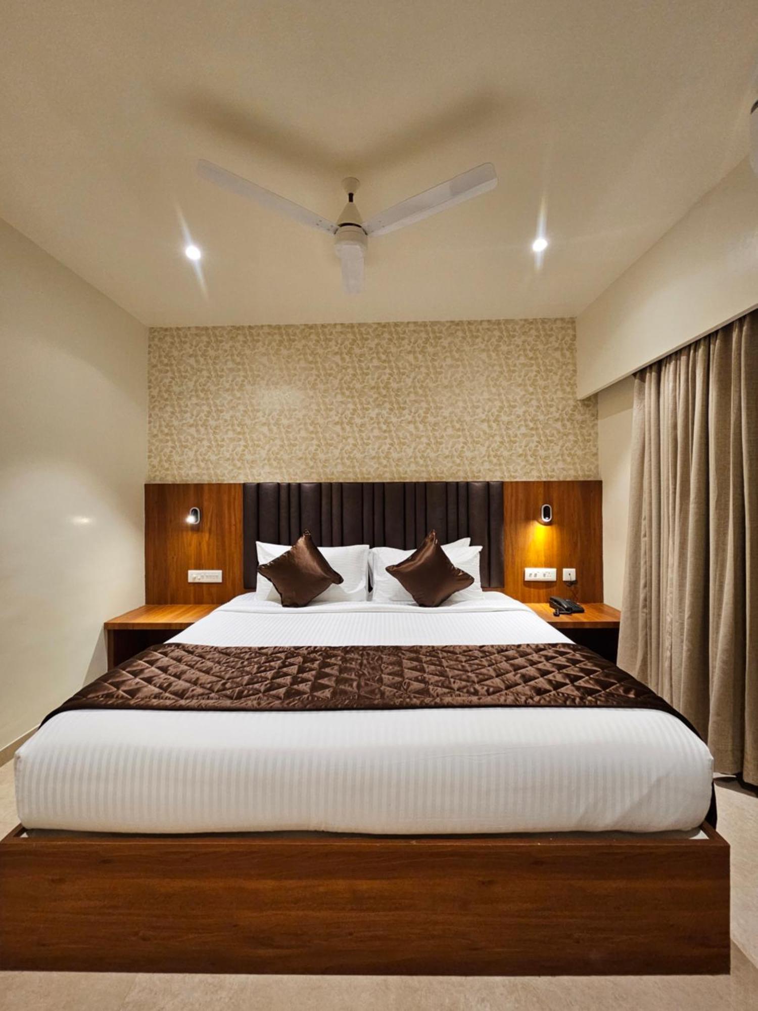 Hotel Pl Grand 加赖古迪 外观 照片